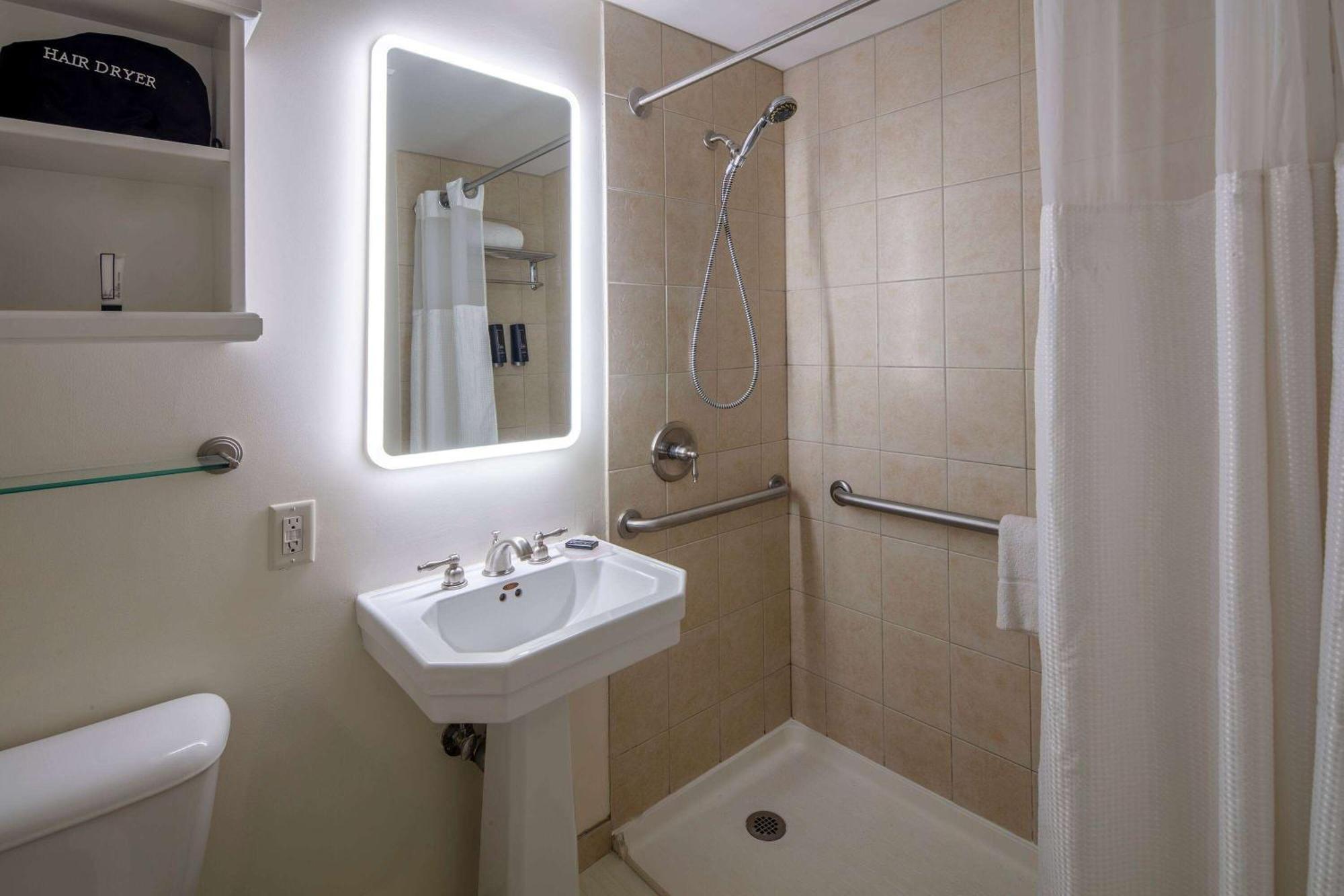 1 Queen Bed Deluxe Mobility Accessible Room Non-Smoking,1449788674:JPEG