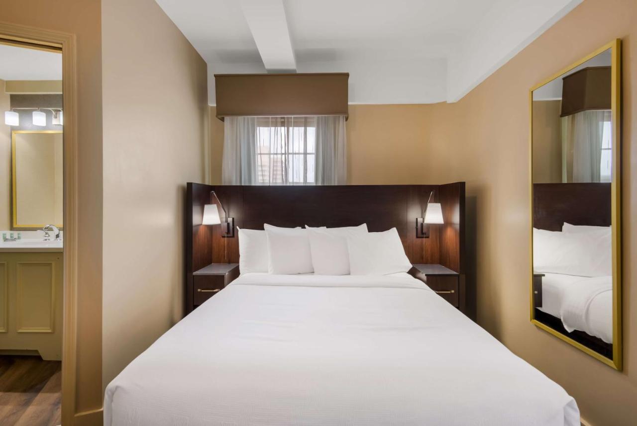 Queen Room,1362559436:JPEG